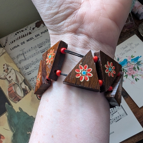 Wooden Beaded Bracelet with Floral Design - Picture 4 of 6